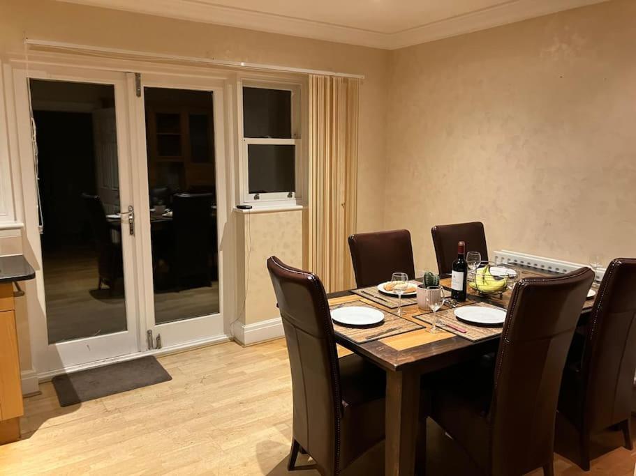 Central Chester Bedrooms Экстерьер фото